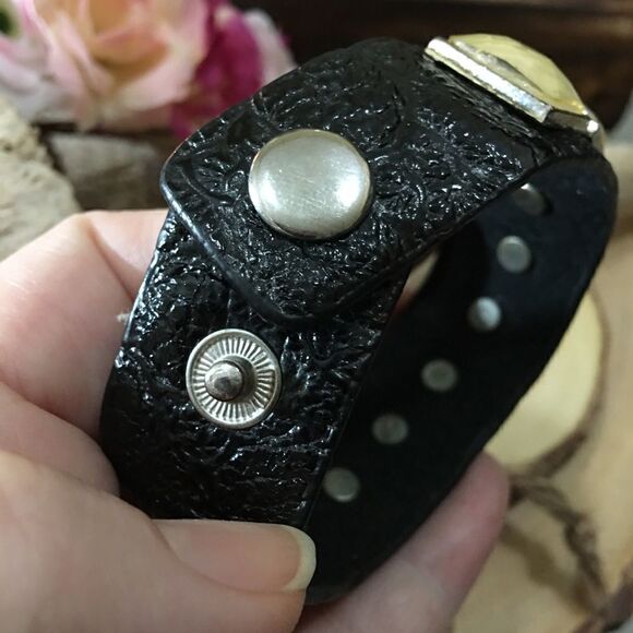 pearlescent and black leather snap cuff bracelet - Picture 4 of 5